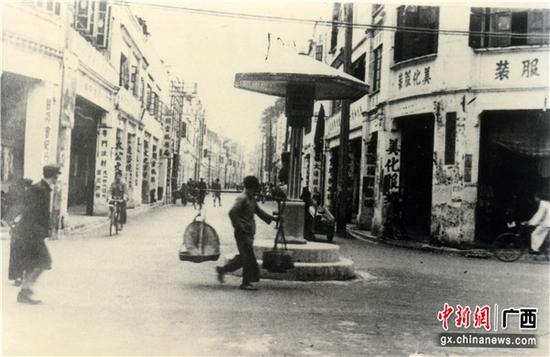 图为20世纪50年代的南宁市兴宁路。