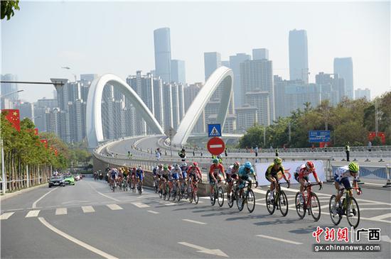 图为2019年“环广西”南宁绕圈赛。
