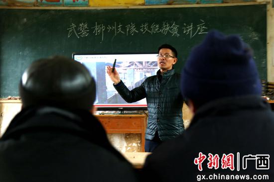 专家在为村民讲解畜牧知识 。李灿明 摄 专家在为村民讲解畜牧知识 。李灿明 摄