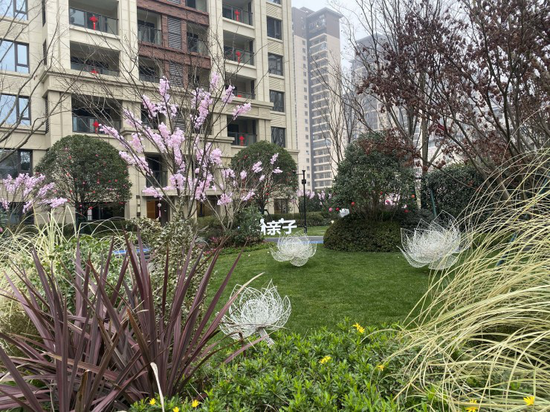 图为项目园林景观一隅。 图为项目园林景观一隅。