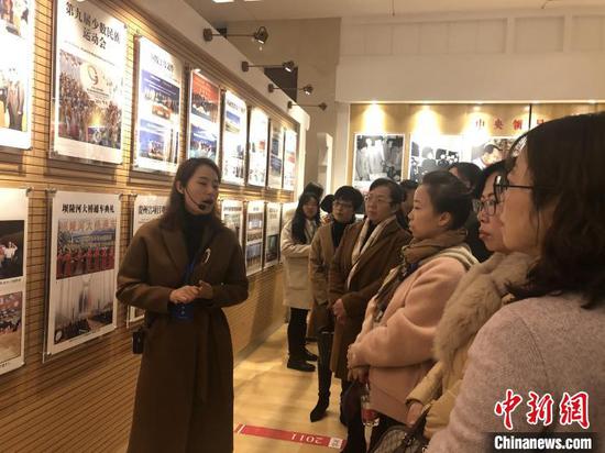 图为此次“省政府开放日”公众代表参观贵州省政府陈列室。 杨茜 摄 图为此次“省政府开放日”公众代表参观贵州省政府陈列室。 杨茜 摄
