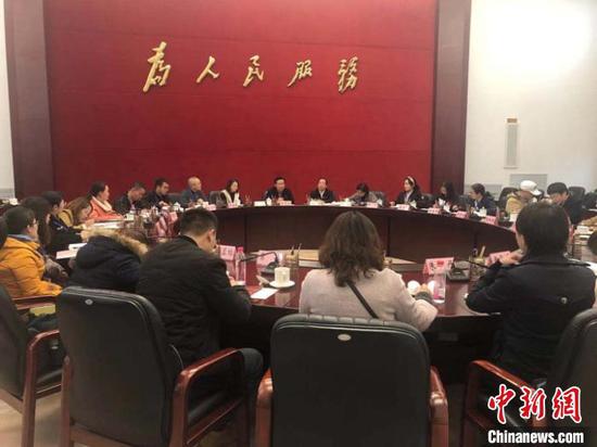 图为贵州省政府副秘书长田茂松及有关领导与公众代表座谈交流。 杨茜 摄 图为贵州省政府副秘书长田茂松及有关领导与公众代表座谈交流。 杨茜 摄