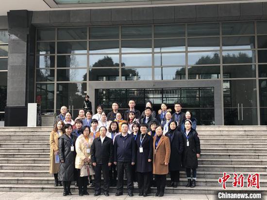 图为公众代表在贵州省政府楼前合影。 杨茜 摄 图为公众代表在贵州省政府楼前合影。 杨茜 摄