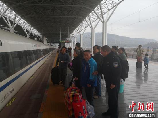 图为浙江民警陪同男子回家。黄岩公安供图 图为浙江民警陪同男子回家。黄岩公安供图
