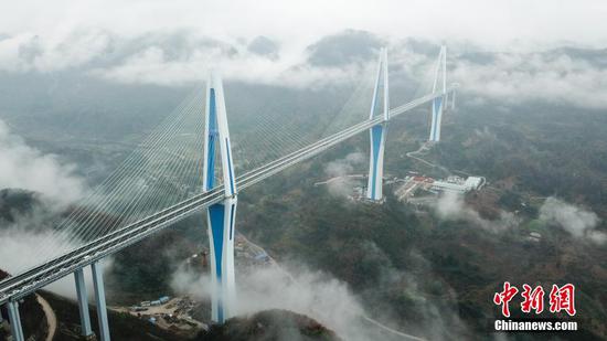 2019年12月30日，位于贵州省黔南州平塘县境内的贵州平塘特大桥建成通车，该桥是贵州省平塘至罗甸高速公路控制性工程，全长2135米，桥塔最高332米，是目前中国最高钢筋混凝土桥塔。（无人机照片） 中新社记者 瞿宏伦 摄