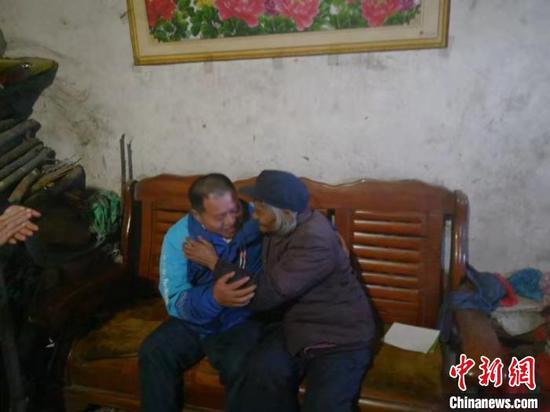 图为男子与外婆相拥。黄岩公安供图 图为男子与外婆相拥。黄岩公安供图