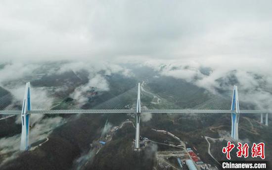 图为航拍平塘特大桥全景图。 瞿宏伦 摄 图为航拍平塘特大桥全景图。 瞿宏伦 摄