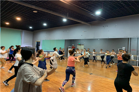 “维生素”青年夜校—舞蹈课堂现场。 “维生素”青年夜校—舞蹈课堂现场。