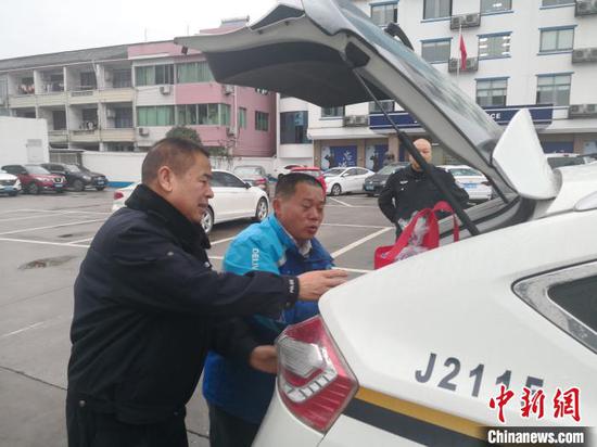 图为浙江民警助男子回家团圆。黄岩公安供图 图为浙江民警助男子回家团圆。黄岩公安供图
