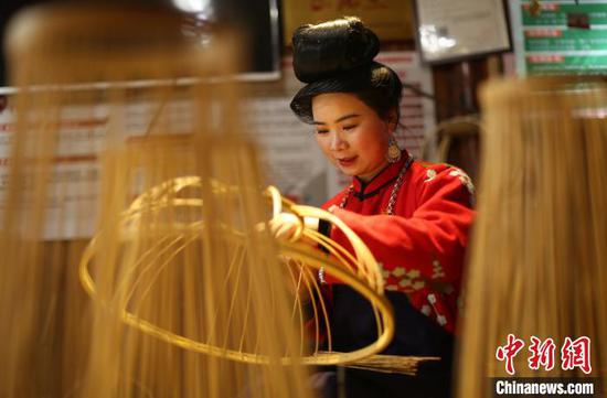贵州省丹寨县龙泉镇卡拉村鸟笼工艺品手工坊,苗族村民在制作鸟笼灯具。 黄晓海 摄 贵州省丹寨县龙泉镇卡拉村鸟笼工艺品手工坊,苗族村民在制作鸟笼灯具。 黄晓海 摄