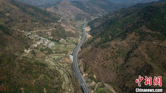 图为航拍紫望高速公路。 瞿宏伦 摄