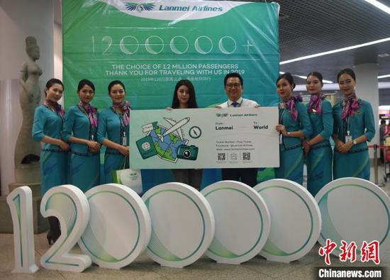 图为澜湄航空为第120万名旅客赠送一套往返免费机票和航空伴手礼。 黄耀辉 摄 图为澜湄航空为第120万名旅客赠送一套往返免费机票和航空伴手礼。 黄耀辉 摄