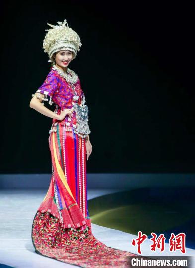 图为苗族服饰作品走秀 林浩 摄 图为苗族服饰作品走秀 林浩 摄
