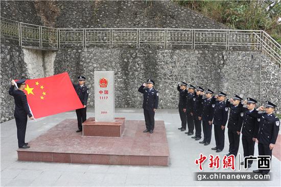 图为民警界碑前重温入警誓词。周锴摄 图为民警界碑前重温入警誓词。周锴摄