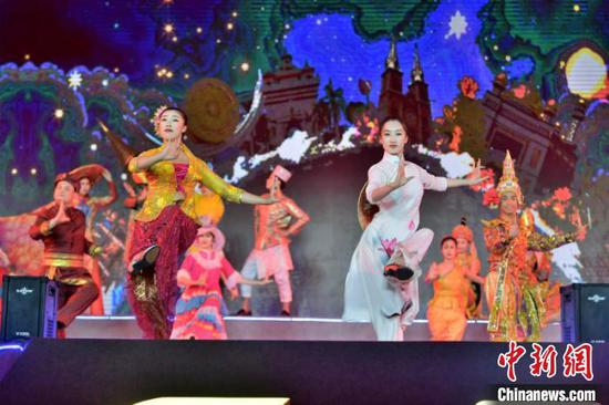 图为中国—东盟艺术家同台演出 钟欣 摄 图为中国—东盟艺术家同台演出 钟欣 摄