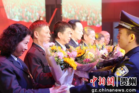 2019年度新警为退休民警代表献上鲜花和致敬 2019年度新警为退休民警代表献上鲜花和致敬