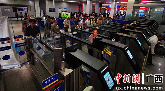 图为出入境旅客通过自助通道出境。林珉正摄 图为出入境旅客通过自助通道出境。林珉正摄