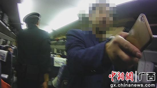 男子在列车上情绪激动 拒不配合列车员工作(执法记录仪截图) 男子在列车上情绪激动 拒不配合列车员工作(执法记录仪截图)