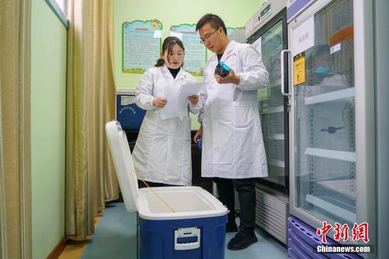 1月3日,由贵州省疾控中心主办的“疫苗出厂全流程追溯之旅”活动在贵州省黔南州龙里县举行。贵州省已实施疫苗数字化监控系统项目,已经实现辖区内疫苗的全程电子追溯,疫苗全程温度自动监控报警。据了解,此次疫苗数字化监控系统覆盖了贵州省疾控中心、9个市州、88个县(市区)疾控中心,1579个预防接种单位。图为龙里县冠山街道社区卫生服务中心工作人员核对疫苗出库单。中新社记者 瞿宏伦 摄 1月3日,由贵州省疾控中心主办的“疫苗出厂全流程追溯之旅”活动在贵州省黔南州龙里县举行。贵州省已实施疫苗数字化监控系统项目,已经实现辖区内疫苗的全程电子追溯,疫苗全程温度自动监控报警。据了解,此次疫苗数字化监控系统覆盖了贵州省疾控中心、9个市州、88个县(市区)疾控中心,1579个预防接种单位。图为龙里县冠山街道社区卫生服务中心工作人员核对疫苗出库单。中新社记者 瞿宏伦 摄