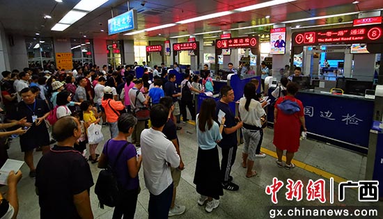 图为旅客排队接受入境边防检查 。林珉正摄 图为旅客排队接受入境边防检查 。林珉正摄