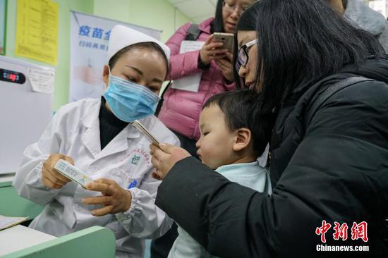 1月3日,由贵州省疾控中心主办的“疫苗出厂全流程追溯之旅”活动在贵州省黔南州龙里县举行。贵州省已实施疫苗数字化监控系统项目,已经实现辖区内疫苗的全程电子追溯,疫苗全程温度自动监控报警。据了解,此次疫苗数字化监控系统覆盖了贵州省疾控中心、9个市州、88个县(市区)疾控中心,1579个预防接种单位。图为龙里县冠山街道社区卫生服务中心护士指导儿童家长用手机查询疫苗信息。中新社记者 瞿宏伦 摄 1月3日,由贵州省疾控中心主办的“疫苗出厂全流程追溯之旅”活动在贵州省黔南州龙里县举行。贵州省已实施疫苗数字化监控系统项目,已经实现辖区内疫苗的全程电子追溯,疫苗全程温度自动监控报警。据了解,此次疫苗数字化监控系统覆盖了贵州省疾控中心、9个市州、88个县(市区)疾控中心,1579个预防接种单位。图为龙里县冠山街道社区卫生服务中心护士指导儿童家长用手机查询疫苗信息。中新社记者 瞿宏伦 摄