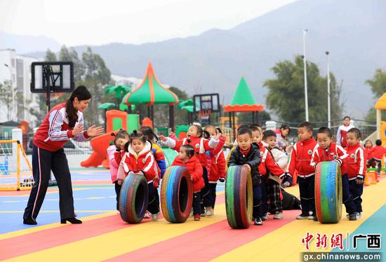 广西融安易地扶贫搬迁孩子的快乐家园