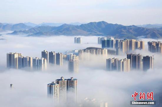 1月5日,贵州毕节迎来大雾天气,整个城市如云中楼阁一般,若隐若现。大雾给冬天点缀出别样美景,田野和城市构成了一幅幅美丽的画卷。文/图 石小杰 王纯亮 1月5日,贵州毕节迎来大雾天气,整个城市如云中楼阁一般,若隐若现。大雾给冬天点缀出别样美景,田野和城市构成了一幅幅美丽的画卷。文/图 石小杰 王纯亮