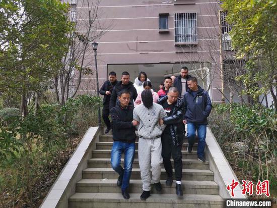 图为警方抓获犯罪嫌疑人。 七星关警方供图 图为警方抓获犯罪嫌疑人。 七星关警方供图