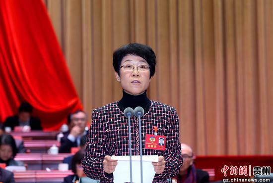 州政协副主席唐官莹主持会议。李庆红 摄 州政协副主席唐官莹主持会议。李庆红 摄