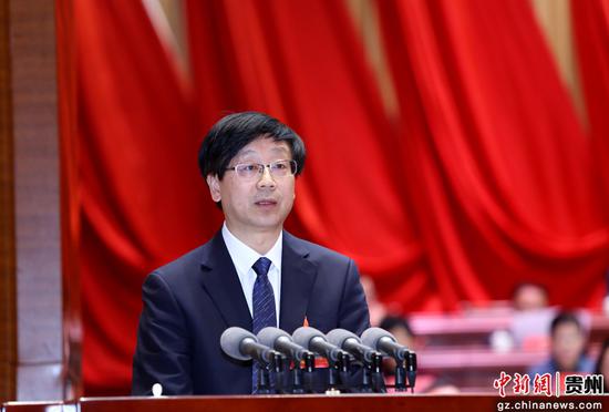 黔南州政协副主席杨俊作提案工作情况报告。李庆红 摄 黔南州政协副主席杨俊作提案工作情况报告。李庆红 摄