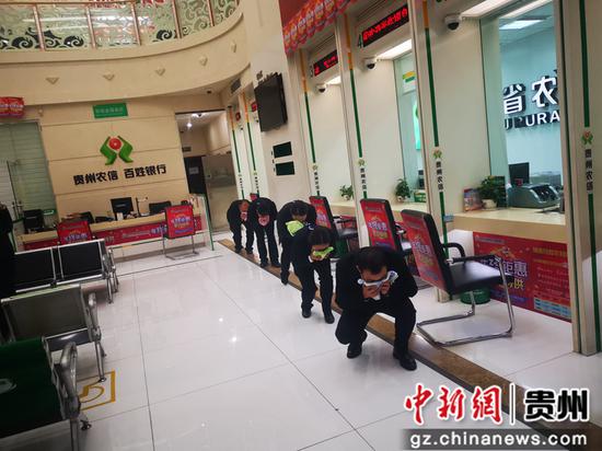 图为:员工采取“低姿态”疏散 图为:员工采取“低姿态”疏散
