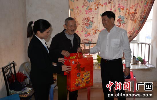 慰问困难群众 慰问困难群众