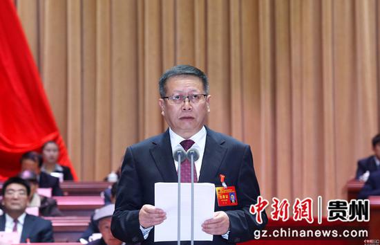 黔南州州人大常委会主任罗毅主持会议 李庆红 摄 黔南州州人大常委会主任罗毅主持会议 李庆红 摄