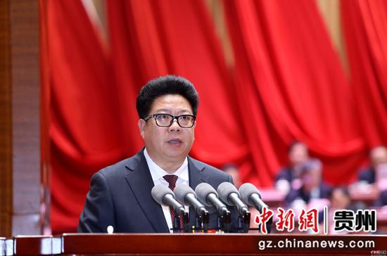 黔南州州长吴胜华作政府工作报告。 李庆红 摄 黔南州州长吴胜华作政府工作报告。 李庆红 摄