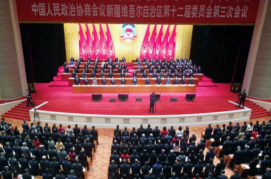 新疆政协十二届三次会议闭幕
