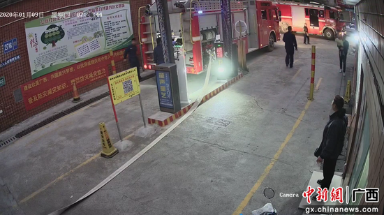 火灾发生时被堵在门口的消防车 火灾发生时被堵在门口的消防车