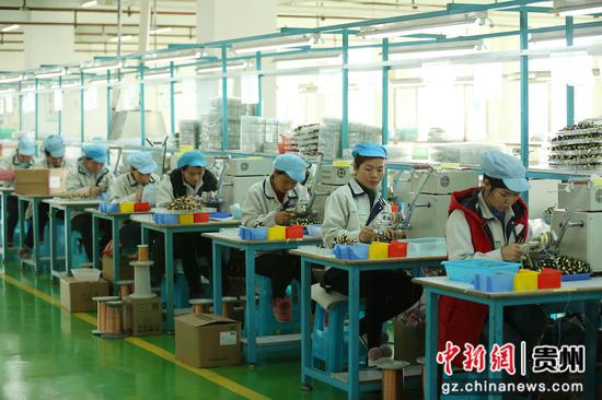 图为贵州省丹寨县“扶贫微工厂”玛司特公司电子加工车间里,工人在微型变压器生产线上忙碌。 黄晓海 摄 图为贵州省丹寨县“扶贫微工厂”玛司特公司电子加工车间里,工人在微型变压器生产线上忙碌。 黄晓海 摄