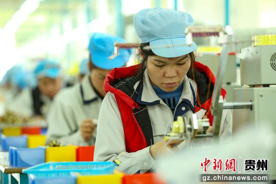 图为贵州省丹寨县“扶贫微工厂”玛司特公司电子加工车间里,工人在微型变压器生产线上忙碌。 黄晓海 图为贵州省丹寨县“扶贫微工厂”玛司特公司电子加工车间里,工人在微型变压器生产线上忙碌。 黄晓海
