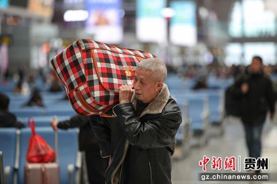 图为旅客在贵阳北站。 瞿宏伦 摄