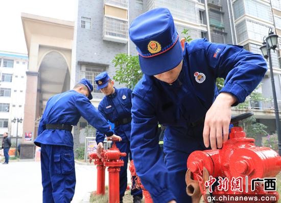 消防人员查看消防栓保养情况。韦荣军 摄 消防人员查看消防栓保养情况。韦荣军 摄