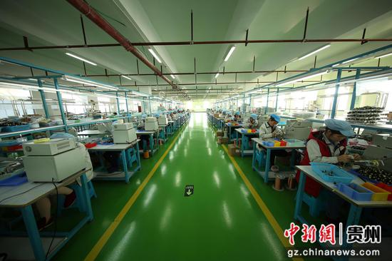 图为贵州省丹寨县“扶贫微工厂”玛司特公司电子加工车间里,工人在微型变压器生产线上忙碌。 黄晓海 摄 图为贵州省丹寨县“扶贫微工厂”玛司特公司电子加工车间里,工人在微型变压器生产线上忙碌。 黄晓海 摄