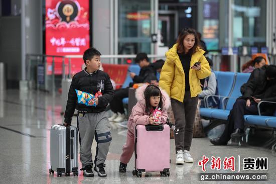 图为旅客在贵阳北站。 瞿宏伦 摄