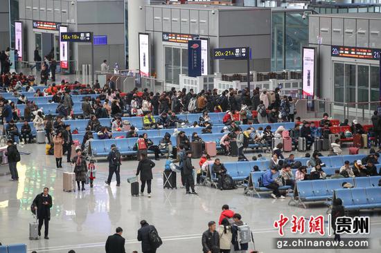 图为贵阳北站候车大厅。 瞿宏伦 摄