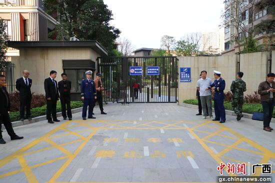 观看小区消防车通道划线、立牌。 观看小区消防车通道划线、立牌。