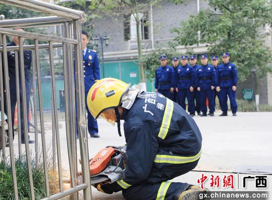 消防人员对占用消防车通道的岗亭围栏进行现场拆除。韦荣军 摄 消防人员对占用消防车通道的岗亭围栏进行现场拆除。韦荣军 摄