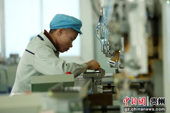 图为贵州省丹寨县“扶贫微工厂”一家电子加工车间里,工人在微型变压器生产线上忙碌。 黄晓海 摄 图为贵州省丹寨县“扶贫微工厂”一家电子加工车间里,工人在微型变压器生产线上忙碌。 黄晓海 摄