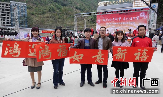 为当地群众书写春联 黄瞻 摄 为当地群众书写春联 黄瞻 摄