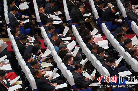 1月11日,中国人民政治协商会议第十二届广西壮族自治区委员会第三次会议在南宁市开幕。图为政协委员和特邀嘉宾听取政协第十二届广西壮族自治区委员会常务委员会工作报告。陈冠言 摄 1月11日,中国人民政治协商会议第十二届广西壮族自治区委员会第三次会议在南宁市开幕。图为政协委员和特邀嘉宾听取政协第十二届广西壮族自治区委员会常务委员会工作报告。陈冠言 摄