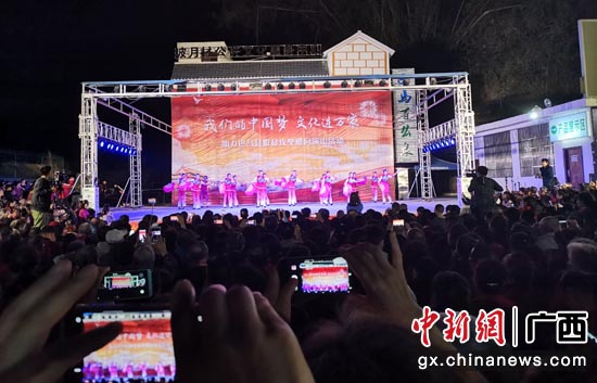 慰问演出现场 黄瞻 摄 慰问演出现场 黄瞻 摄