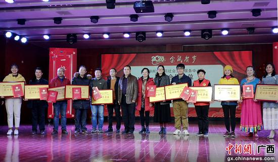 图为表彰颁奖现场。朱柳融 摄 图为表彰颁奖现场。朱柳融 摄